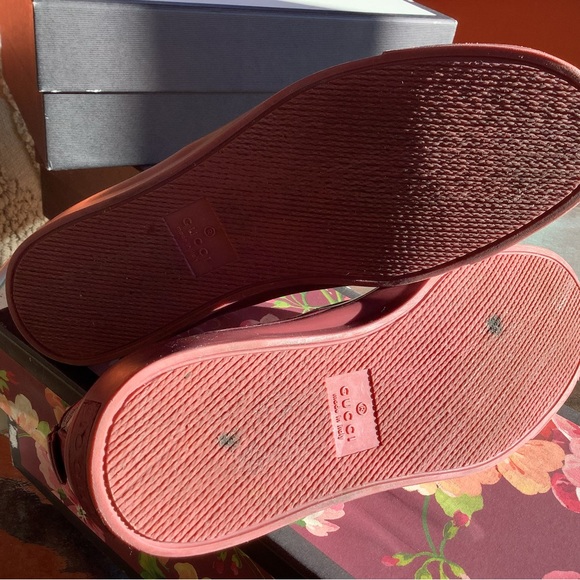 Gucci Bloom Slip Ons - Picture 6 of 11